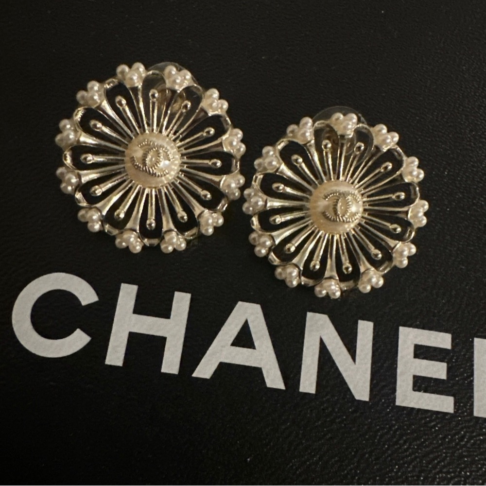 CHANEL cc earrings sunburst vintage Gold Cream Floral  hearts studs set soleil